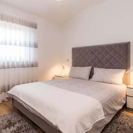 빌라 Roma Near Pula For 6 People With Private Pool