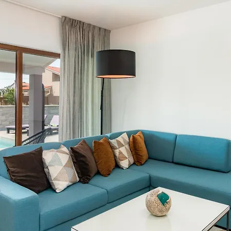 빌라 Roma Near Pula For 6 People With Private Pool