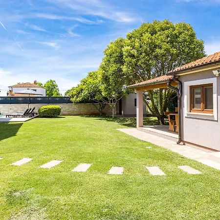 Roma Near Pula For 6 People With Private Pool 빌라 Jadreški