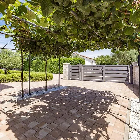 빌라 Roma Near Pula For 6 People With Private Pool